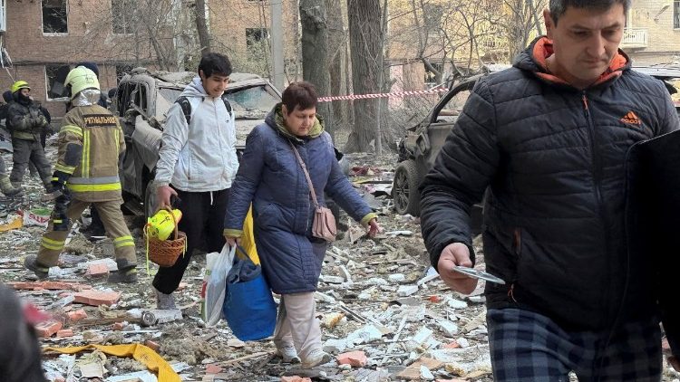 Moradores deixam o local de um pr&eacute;dio de apartamentos atingido por um ataque de drone e m&iacute;ssil russo, em meio ao ataque da R&uacute;ssia &agrave; Ucr&acirc;nia, em Dnipro, Ucr&acirc;nia, em 25 de abril de 2026. Foto tirada com um celular. REUTERS/Serhii Chalyi