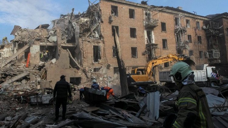 Equipes de resgate trabalham no local de um pr&eacute;dio de apartamentos atingido por um ataque de drone e m&iacute;ssil russo, em meio ao ataque da R&uacute;ssia &agrave; Ucr&acirc;nia, em Dnipro, Ucr&acirc;nia, em 25 de abril de 2026. REUTERS/Stringer