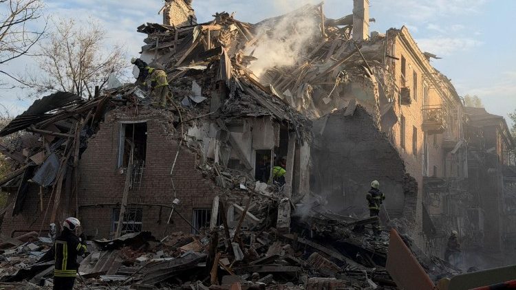 Rescuers work at the site of an apartment building hit by a Russian drone and missile strike, amid Russia's attack on Ukraine, in Dnipro, Ukraine April 25, 2026. Picture taken using a mobile phone. REUTERS/Serhii Chalyi