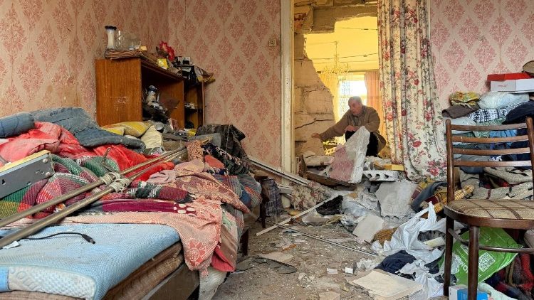 Um morador inspeciona os destro&ccedil;os em seu apartamento em um pr&eacute;dio destru&iacute;do por um ataque de drone e m&iacute;ssil russo, em meio ao ataque da R&uacute;ssia &agrave; Ucr&acirc;nia, em Dnipro, Ucr&acirc;nia, em 25 de abril de 2026. Foto tirada com um celular. REUTERS/Serhii Chalyi