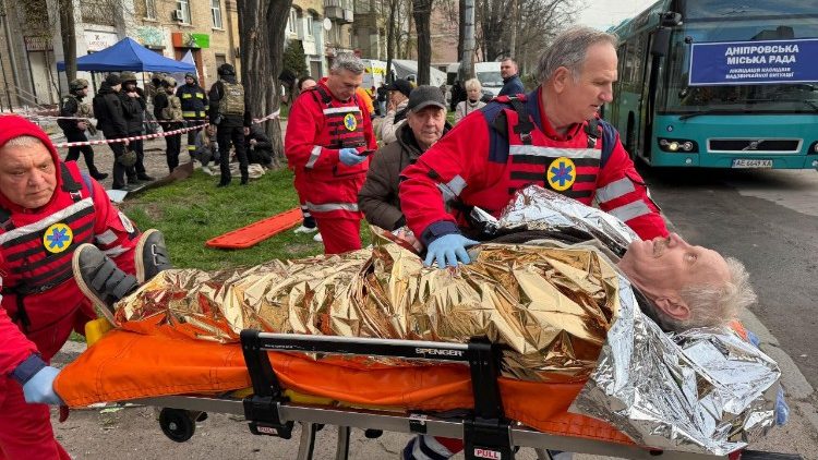 Equipes m&eacute;dicas evacuam um morador ferido em um pr&eacute;dio de apartamentos atingido por um ataque de drone e m&iacute;ssil russo, em meio ao ataque da R&uacute;ssia &agrave; Ucr&acirc;nia, em Dnipro, Ucr&acirc;nia, em 25 de abril de 2026. Foto tirada com um celular. REUTERS/Serhii Chalyi