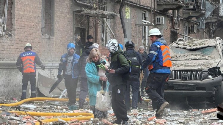 Moradores deixam o local de um pr&eacute;dio de apartamentos atingido por um ataque de drone e m&iacute;ssil russo, em meio ao ataque da R&uacute;ssia &agrave; Ucr&acirc;nia, em Dnipro, Ucr&acirc;nia, em 25 de abril de 2026. Foto tirada com um celular. REUTERS/Serhii Chalyi