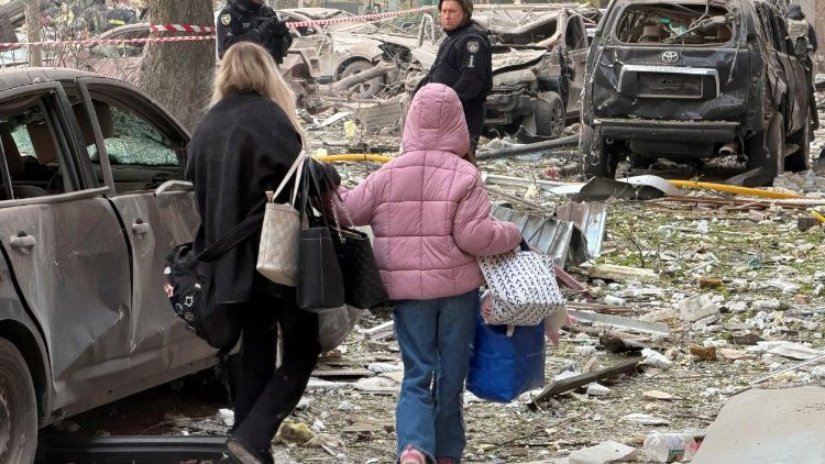 Moradores deixam o local de um pr&eacute;dio de apartamentos atingido por um ataque de drone e m&iacute;ssil russo, em meio ao ataque da R&uacute;ssia &agrave; Ucr&acirc;nia, em Dnipro, Ucr&acirc;nia, em 25 de abril de 2026. Foto tirada com um celular. REUTERS/Serhii Chalyi