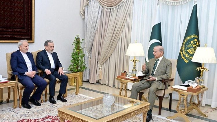 Il ministro degli Esteri iraniano a colloquio con il premier pakistano