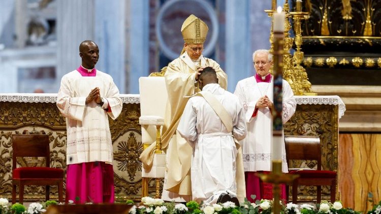 Papszentelés a püspök ősi kézrátétel gesztusával   