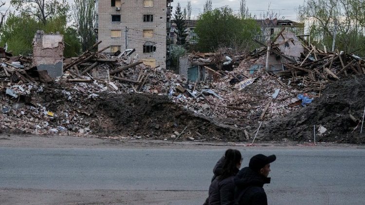 Pessoas caminham ao lado de pr&eacute;dios destru&iacute;dos, em meio ao ataque da R&uacute;ssia &agrave; Ucr&acirc;nia, na cidade de Sloviansk, regi&atilde;o de Donetsk, Ucr&acirc;nia, em 25 de abril de 2026. REUTERS/Serhii Korovainyi