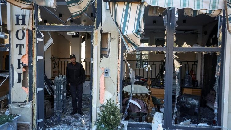 Um seguran&ccedil;a permanece em um hotel atingido por um ataque de drone russo, em meio ao ataque da R&uacute;ssia &agrave; Ucr&acirc;nia, em Odessa, Ucr&acirc;nia, em 27 de abril de 2026. REUTERS/Nina Liashonok