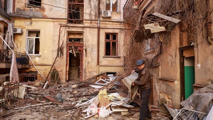 Um morador remove os escombros de seu pr&eacute;dio de apartamentos, destru&iacute;do por um ataque de drone russo, em meio ao ataque da R&uacute;ssia &agrave; Ucr&acirc;nia, em Odessa, Ucr&acirc;nia, em 27 de abril de 2026. REUTERS/Nina Liashonok