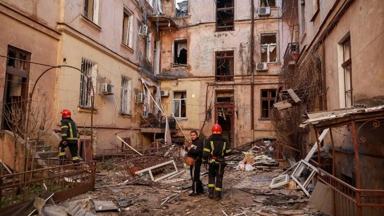 Equipes de resgate trabalham em um local onde pr&eacute;dios residenciais foram atingidos por um ataque de drone russo, em meio ao ataque da R&uacute;ssia &agrave; Ucr&acirc;nia, em Odessa, Ucr&acirc;nia, em 27 de abril de 2026. REUTERS/Nina Liashonok