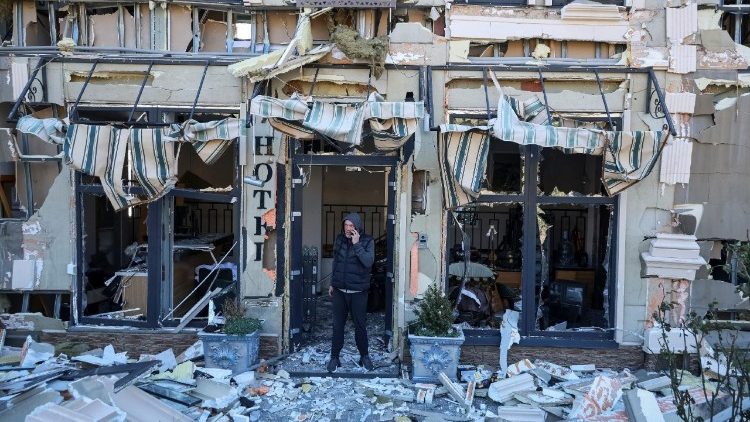 Um homem est&aacute; em um hotel atingido por um ataque de drone russo, em meio ao ataque da R&uacute;ssia &agrave; Ucr&acirc;nia, em Odessa, Ucr&acirc;nia, em 27 de abril de 2026. REUTERS/Nina Liashonok