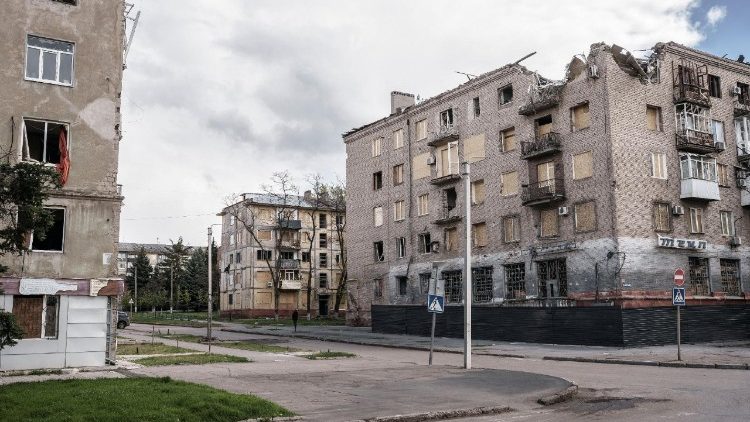 Pr&eacute;dios danificados por um ataque militar russo, em meio &agrave; ofensiva da R&uacute;ssia contra a Ucr&acirc;nia, na cidade de Kramatorsk, regi&atilde;o de Donetsk, Ucr&acirc;nia, 27 de abril de 2026. REUTERS/Serhii Korovainyi