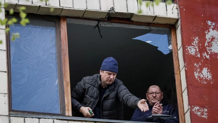 Moradores removem cacos de vidro de uma janela de um pr&eacute;dio de apartamentos danificado por um ataque de drone russo, em meio ao ataque da R&uacute;ssia &agrave; Ucr&acirc;nia, em Kiev, Ucr&acirc;nia, em 28 de abril de 2026. REUTERS/Gleb Garanich