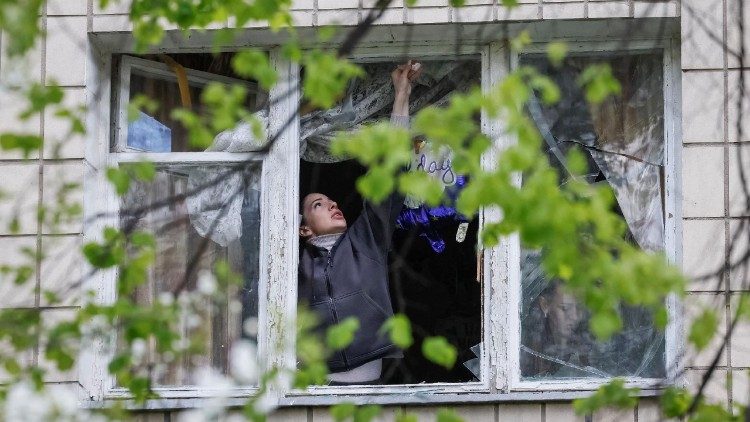 Moradores removem cacos de vidro de uma janela de um pr&eacute;dio de apartamentos danificado por um ataque de drone russo, em meio ao ataque da R&uacute;ssia &agrave; Ucr&acirc;nia, em Kiev, Ucr&acirc;nia, em 28 de abril de 2026. REUTERS/Gleb Garanich