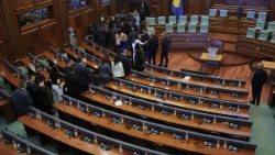 Deputati kosovari escono dall'Aula dopo lo scioglimento del Parlamento