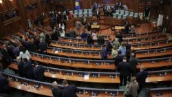 Membros do parlamento deixam a sessão plenária após não conseguirem eleger o novo presidente, no edifício do parlamento em Pristina, Kosovo, em 28 de abril de 2026. REUTERS/Valdrin Xhemaj