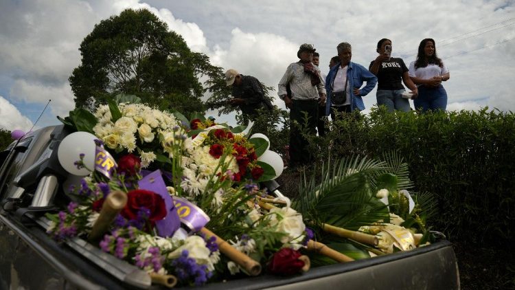 Corteo funebre a Cajibio, dopo un attacco attribuito ai dissidenti delle Farc 