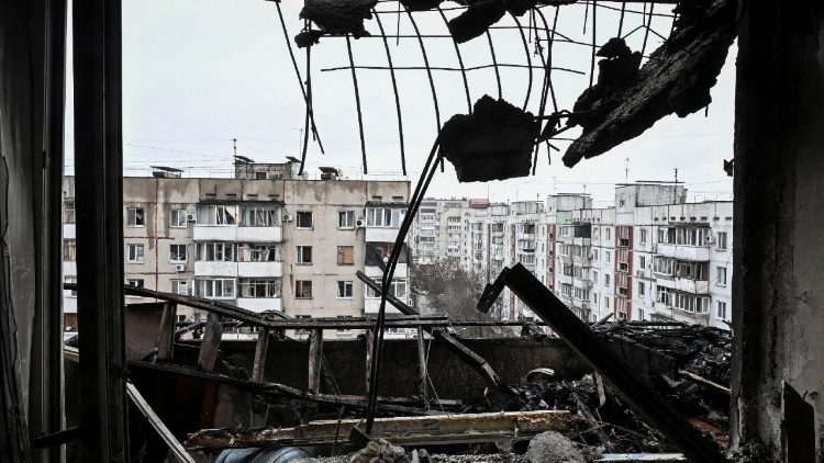 Interior de um apartamento danificado em um pr&eacute;dio atingido por um ataque de drone russo, em meio ao ataque da R&uacute;ssia &agrave; Ucr&acirc;nia, em Zaporizhzhia, Ucr&acirc;nia, em 26 de fevereiro de 2026. REUTERS/Stringe