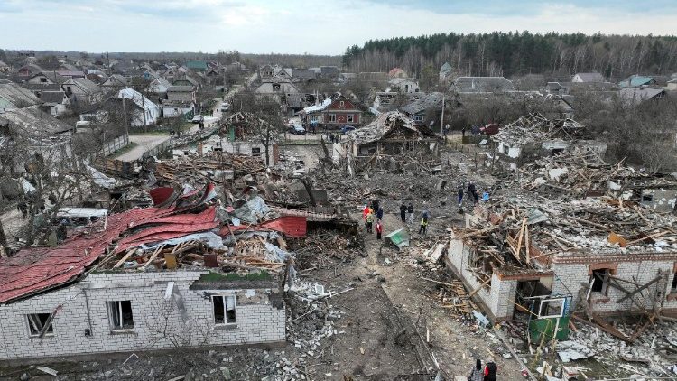 Imagem a&eacute;rea das casas destru&iacute;das e gravemente danificadas durante um ataque de m&iacute;sseis russos, em meio ao ataque da R&uacute;ssia &agrave; Ucr&acirc;nia, na cidade de Korosten, regi&atilde;o de Zhytomy, Ucr&acirc;nia, em 3 de abril de 2026. REUTERS/Valentyn Ogirenko/Foto de arquivo