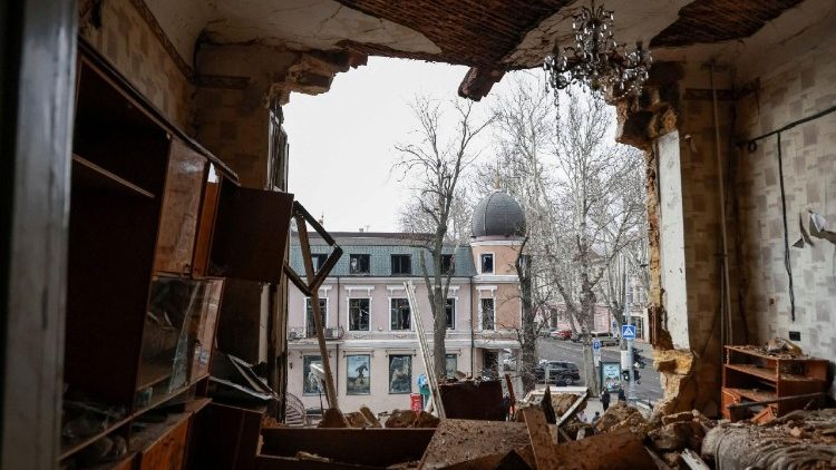 Interior de um c&ocirc;modo danificado em um pr&eacute;dio de apartamentos atingido por um ataque de drone russo, em meio ao ataque da R&uacute;ssia &agrave; Ucr&acirc;nia, em Odessa, Ucr&acirc;nia, 19 de mar&ccedil;o de 2026. REUTERS/Nina Liashonok