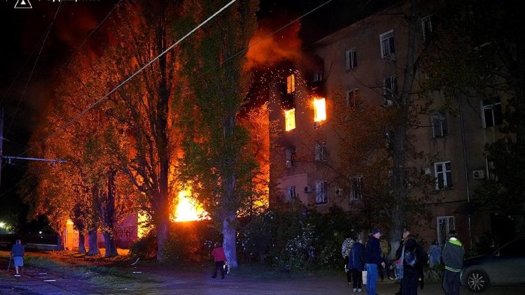 Moradores est&atilde;o perto de um pr&eacute;dio de apartamentos atingido por um ataque de drone russo, em meio ao ataque da R&uacute;ssia &agrave; Ucr&acirc;nia, em Odessa, Ucr&acirc;nia, nesta imagem divulgada em 30 de abril de 2026. Press service of the State Emergency Service of Ukraine in Odesa region/Handout via REUTERS