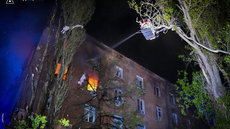 Bombeiros trabalham no local de um pr&eacute;dio de apartamentos atingido por um ataque de drone russo, em meio ao ataque da R&uacute;ssia &agrave; Ucr&acirc;nia, em Odessa, Ucr&acirc;nia, nesta imagem divulgada em 30 de abril de 2026. Press service of the State Emergency Service of Ukraine in Odesa region/Handout via REUTERS