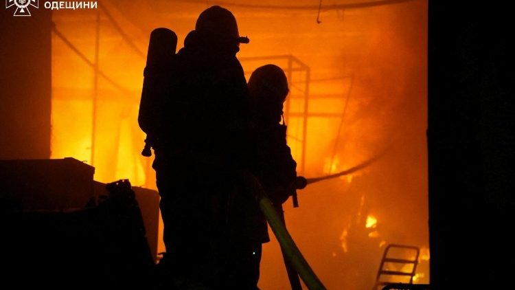 Bombeiros trabalham no local de um ataque de drone russo, em meio ao ataque da R&uacute;ssia &agrave; Ucr&acirc;nia, em Odessa, Ucr&acirc;nia, nesta imagem divulgada em 30 de abril de 2026. Press service of the State Emergency Service of Ukraine in Odesa region/Handout via REUTERS 