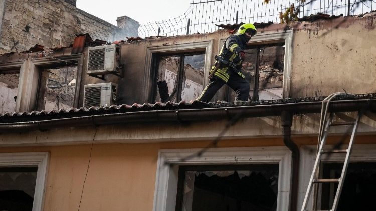 Um bombeiro trabalha no local de um pr&eacute;dio de apartamentos atingido por um ataque de drone russo, em meio ao ataque da R&uacute;ssia &agrave; Ucr&acirc;nia, em Odessa, Ucr&acirc;nia, em 30 de abril de 2026. REUTERS/Nina Liashonok