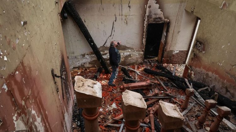 Um morador caminha dentro de um hotel atingido por um ataque de drone russo, em meio ao ataque da R&uacute;ssia &agrave; Ucr&acirc;nia, em Odessa, Ucr&acirc;nia, em 30 de abril de 2026. REUTERS/Nina Liashonok