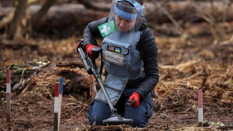 Uma funcion&aacute;ria da HALO Trust ((Hazardous Area Life-support Organization - Organiza&ccedil;&atilde;o de Suporte &agrave; Vida em &Aacute;reas Perigosas), uma organiza&ccedil;&atilde;o humanit&aacute;ria n&atilde;o governamental que trabalha principalmente na remo&ccedil;&atilde;o de minas terrestres e outros dispositivos explosivos, busca minas e muni&ccedil;&otilde;es n&atilde;o detonadas deixadas para tr&aacute;s ap&oacute;s a ocupa&ccedil;&atilde;o da &aacute;rea pela R&uacute;ssia, em meio ao ataque russo &agrave; Ucr&acirc;nia, na regi&atilde;o de Kiev, Ucr&acirc;nia, em 8 de abril de 2026. REUTERS/Gleb Garanich