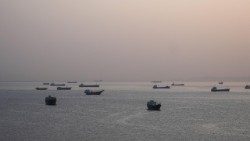 Imbarcazioni bloccate nello Stretto di Hormuz