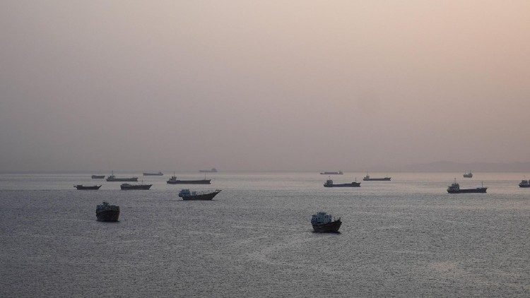 Imbarcazioni bloccate nello Stretto di Hormuz