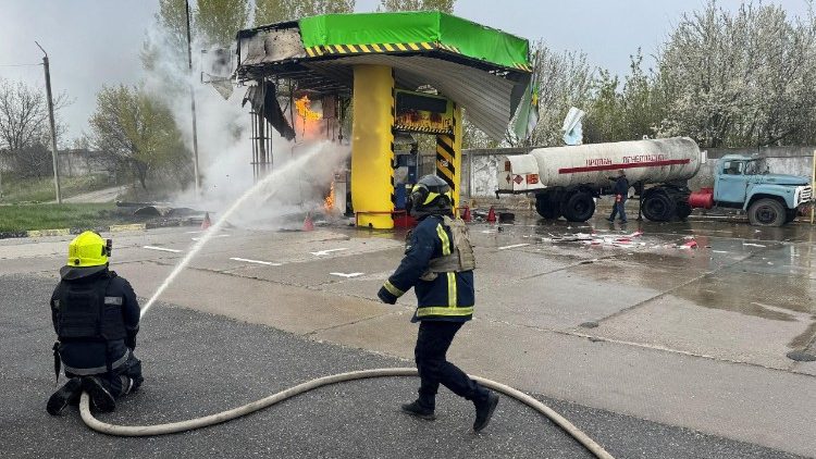 Bombeiros trabalham no local de um posto de gasolina atingido por um ataque de drone russo, em meio ao ataque da R&uacute;ssia &agrave; Ucr&acirc;nia, em Kharkiv, Ucr&acirc;nia, em 1&ordm; de maio de 2026. Foto tirada com um celular. REUTERS/Vitalii Hnidyi