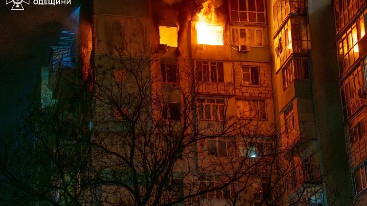 Um pr&eacute;dio de apartamentos danificado por um ataque de drone russo, em meio ao ataque da R&uacute;ssia &agrave; Ucr&acirc;nia, em Odessa, Ucr&acirc;nia, nesta imagem divulgada em 1&ordm; de maio de 2026. Press service of the State Emergency Service of Ukraine in Odesa region/Handout via REUTERS 