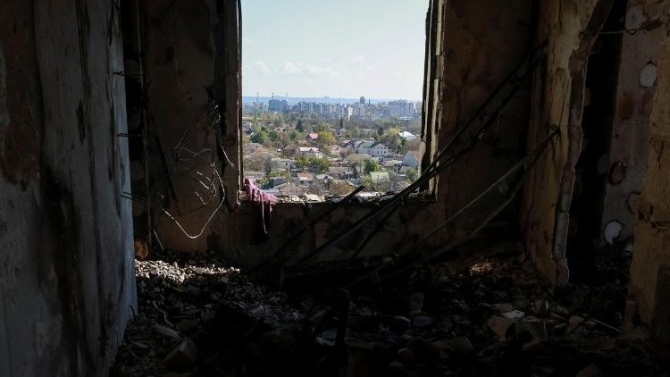 Interior de um apartamento danificado em um pr&eacute;dio atingido por um ataque de drone russo, em meio ao ataque da R&uacute;ssia &agrave; Ucr&acirc;nia, em Odessa, Ucr&acirc;nia, 1&ordm; de maio de 2026. REUTERS/Nina Liashonok