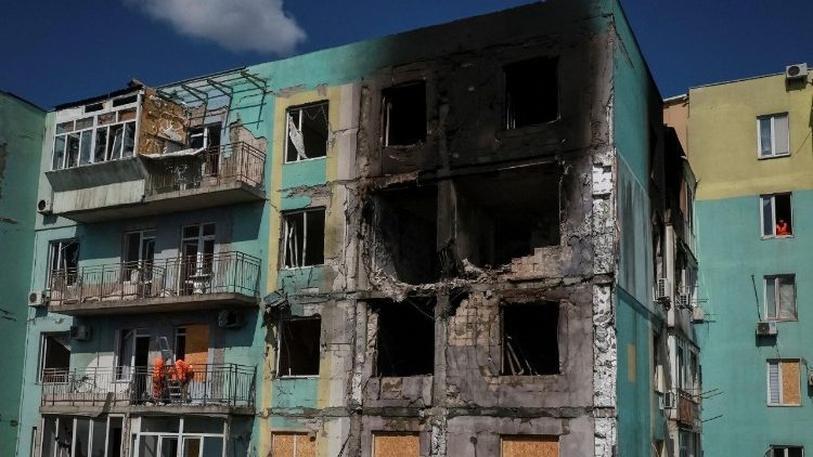 Trabalhadores comunit&aacute;rios instalam placas de OSB nos locais das janelas quebradas em um pr&eacute;dio de apartamentos atingido por um ataque de drone russo, em meio ao ataque da R&uacute;ssia &agrave; Ucr&acirc;nia, em Odessa, Ucr&acirc;nia, em 1&ordm; de maio de 2026. REUTERS/Nina Liashonok