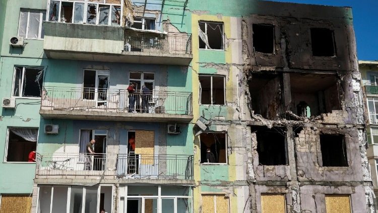 Moradores observam das varandas de um pr&eacute;dio de apartamentos danificado por um ataque de drone russo, em meio ao ataque da R&uacute;ssia &agrave; Ucr&acirc;nia, em Odessa, Ucr&acirc;nia, em 1&ordm; de maio de 2026. REUTERS/Nina Liashonok