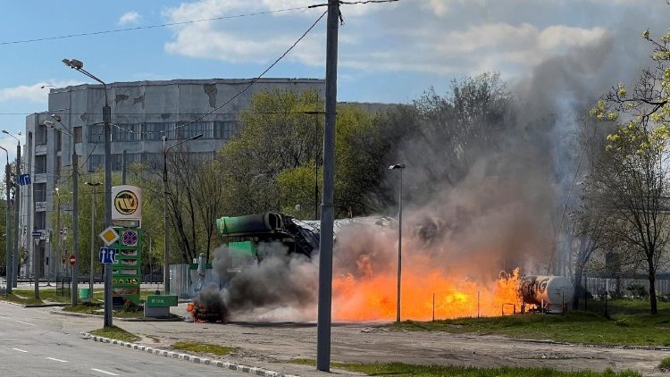 Um posto de gasolina pegou fogo ap&oacute;s ser atingido por um ataque de drone russo, em meio ao ataque da R&uacute;ssia &agrave; Ucr&acirc;nia.