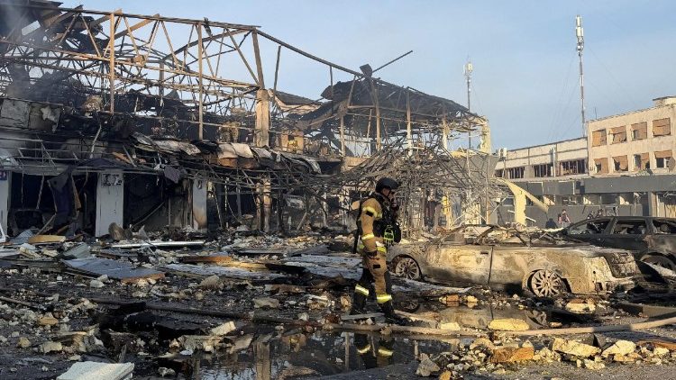 Equipes de resgate trabalham no local de um ataque a&eacute;reo russo, em meio &agrave; ofensiva da R&uacute;ssia contra a Ucr&acirc;nia, em Zaporizhzhia, Ucr&acirc;nia, em 5 de maio de 2026. Foto tirada com um celular. REUTERS/Serhii Chalyi