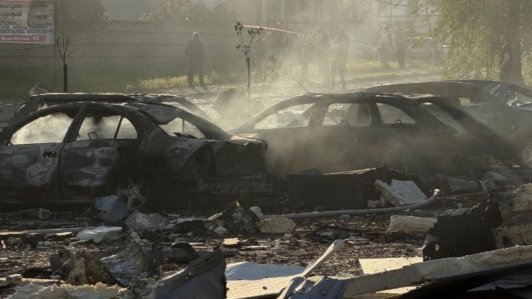 Local de um ataque a&eacute;reo russo, em meio &agrave; ofensiva da R&uacute;ssia contra a Ucr&acirc;nia, em Zaporizhzhia, Ucr&acirc;nia, 5 de maio de 2026. Foto tirada com um celular. REUTERS/Serhii Chalyi