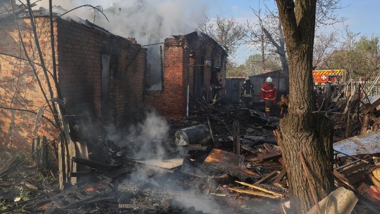 Equipes de resgate trabalham no local da casa particular atingida por um ataque de drone russo, em meio ao ataque da R&uacute;ssia &agrave; Ucr&acirc;nia, em Kharkiv, Ucr&acirc;nia, em 6 de maio de 2026. REUTERS/Vyacheslav Madiyevskyy