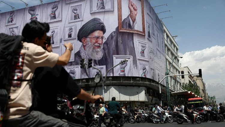 Teheran, su un palazzo l'immagine dell'ex ayatollah Ali Khamenei ucciso da Usa e Israele nel febbraio 2026