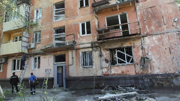 Funcion&aacute;rios municipais trabalham em um pr&eacute;dio de apartamentos atingido por um ataque de drone russo, em meio ao ataque da R&uacute;ssia &agrave; Ucr&acirc;nia, em Dnipro, Ucr&acirc;nia, em 7 de maio de 2026. REUTERS/Stringer