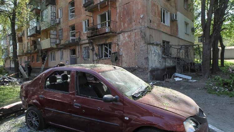 Local de um pr&eacute;dio de apartamentos atingido por um ataque de drone russo, em meio ao ataque da R&uacute;ssia &agrave; Ucr&acirc;nia, em Dnipro, Ucr&acirc;nia, 7 de maio de 2026. REUTERS/Stringer