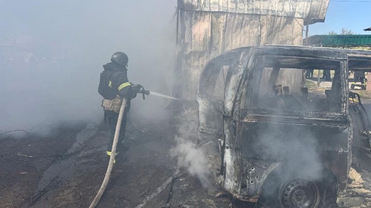 Bombeiro trabalha no local de um ataque de drone russo, em meio ao ataque da R&uacute;ssia &agrave; Ucr&acirc;nia, em Kharkiv, Ucr&acirc;nia, em 7 de maio de 2026. Foto tirada com um celular. REUTERS/Vitalii Hnidyi