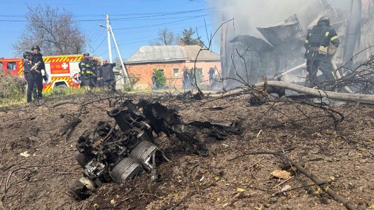 O motor de um drone russo jaz no ch&atilde;o enquanto equipes de resgate trabalham no local de um ataque de drone russo, em meio ao ataque da R&uacute;ssia &agrave; Ucr&acirc;nia, em Kharkiv, Ucr&acirc;nia, em 7 de maio de 2026. Foto tirada com um celular. REUTERS/Vitalii Hnidyi