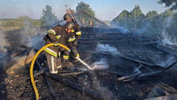 Bombeiros trabalham no local de um jardim de inf&acirc;ncia danificado durante um ataque de drone russo, em meio ao ataque da R&uacute;ssia &agrave; Ucr&acirc;nia, na regi&atilde;o de Kiev, Ucr&acirc;nia, em 12 de maio de 2026. Press service of the State Emergency Service of Ukraine in Kyiv region/Handout via REUTERS