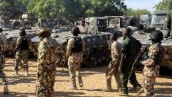 Militari nigeriani si apprestano a un'operazione militare nel Borno
