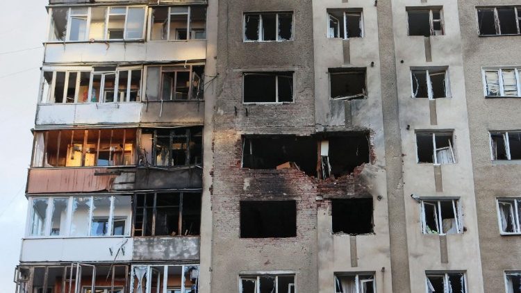 Um pr&eacute;dio de apartamentos atingido por um ataque de drone russo, em meio ao ataque da R&uacute;ssia &agrave; Ucr&acirc;nia, em Ivano-Frankivsk, Ucr&acirc;nia, em 13 de maio de 2026. REUTERS/Yurii Rylchuk