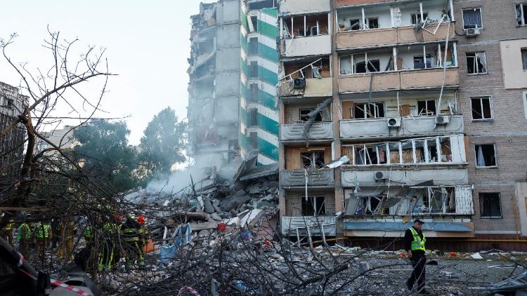 Equipes de resgate trabalham no local de um pr&eacute;dio de apartamentos danificado durante ataques com m&iacute;sseis e drones russos, em meio ao ataque da R&uacute;ssia &agrave; Ucr&acirc;nia, em Kiev, Ucr&acirc;nia, em 14 de maio de 2026. REUTERS/Valentyn Ogirenko