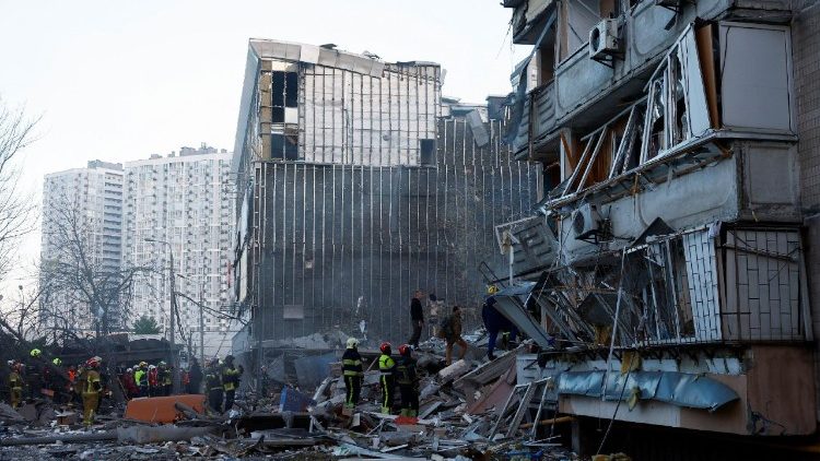 Equipes de resgate trabalham no local de um pr&eacute;dio de apartamentos danificado durante ataques com m&iacute;sseis e drones russos, em meio ao ataque da R&uacute;ssia &agrave; Ucr&acirc;nia, em Kiev, Ucr&acirc;nia, em 14 de maio de 2026. REUTERS/Valentyn Ogirenko